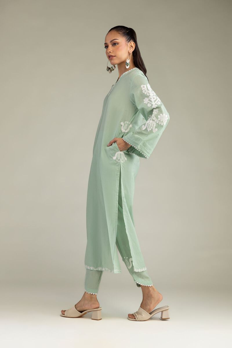 https://us.khaadi.com/dw/image/v2/BJTG_PRD/on/demandware.static/-/Sites-khaadi-master-catalog/default/dw069775b3/images/hi-res/1-26-326-b-f1_multi_1.jpg?sw=800&sh=1200