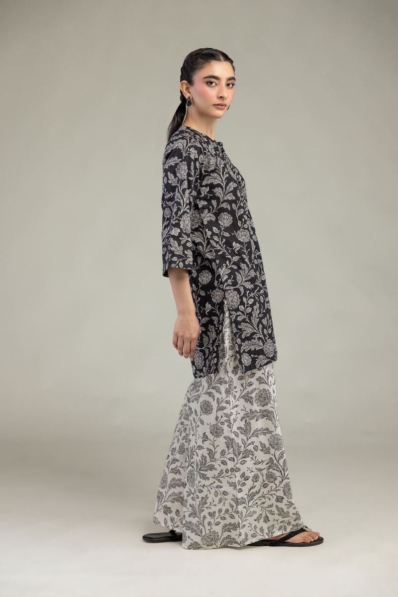 https://us.khaadi.com/dw/image/v2/BJTG_PRD/on/demandware.static/-/Sites-khaadi-master-catalog/default/dw06bf2771/images/hi-res/1-26-212-b-f1_multi_1.jpg?sw=800&sh=1200