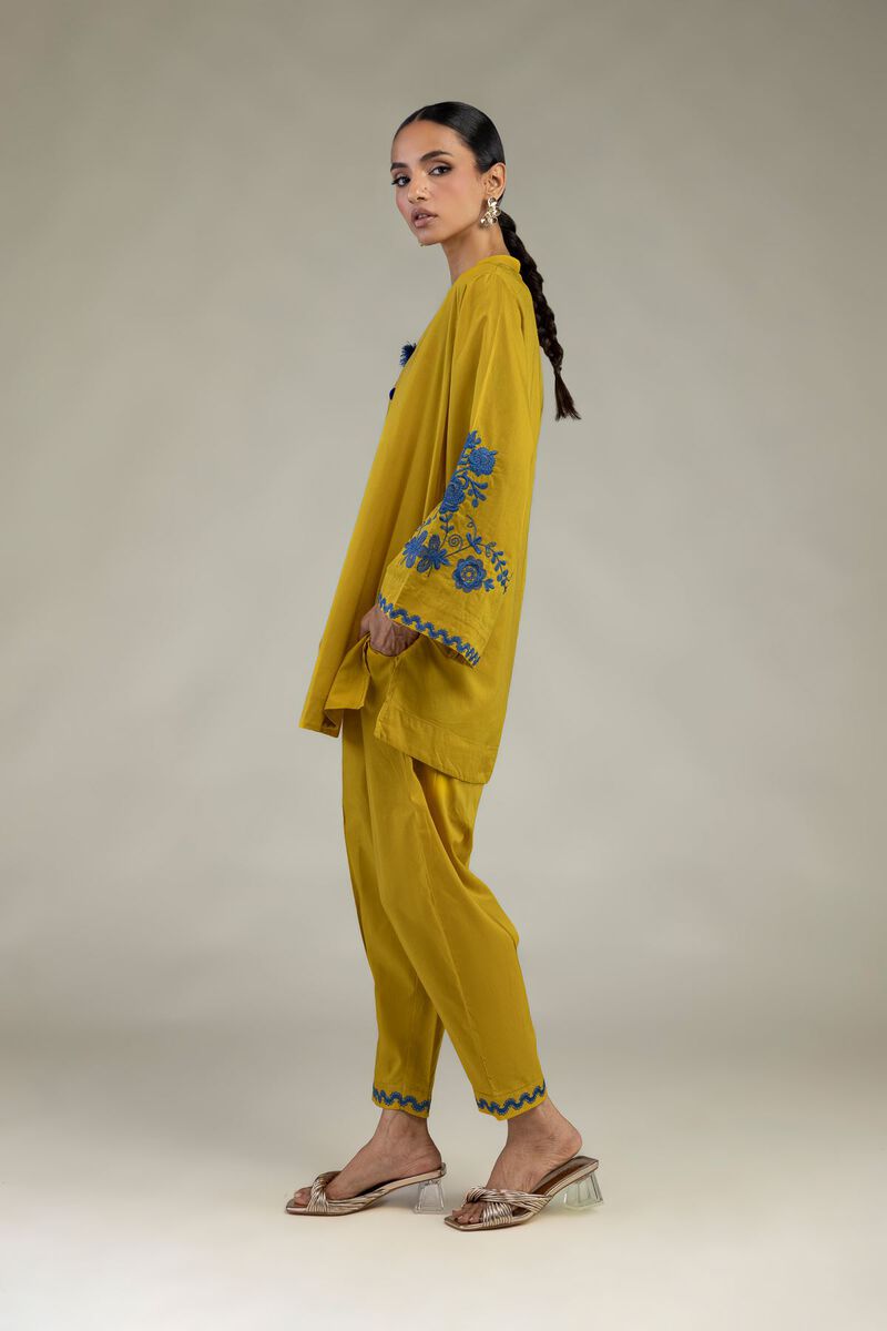 https://us.khaadi.com/dw/image/v2/BJTG_PRD/on/demandware.static/-/Sites-khaadi-master-catalog/default/dw11e96ea7/images/hi-res/1-26-327-b-j1_multi_1.jpg?sw=800&sh=1200
