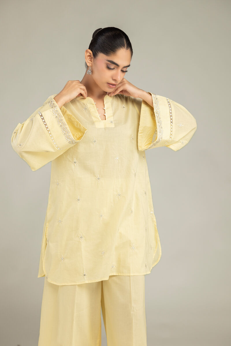 https://us.khaadi.com/dw/image/v2/BJTG_PRD/on/demandware.static/-/Sites-khaadi-master-catalog/default/dw13782212/images/hi-res/b1-2-26-110-a-e_multi_1.jpg?sw=800&sh=1200