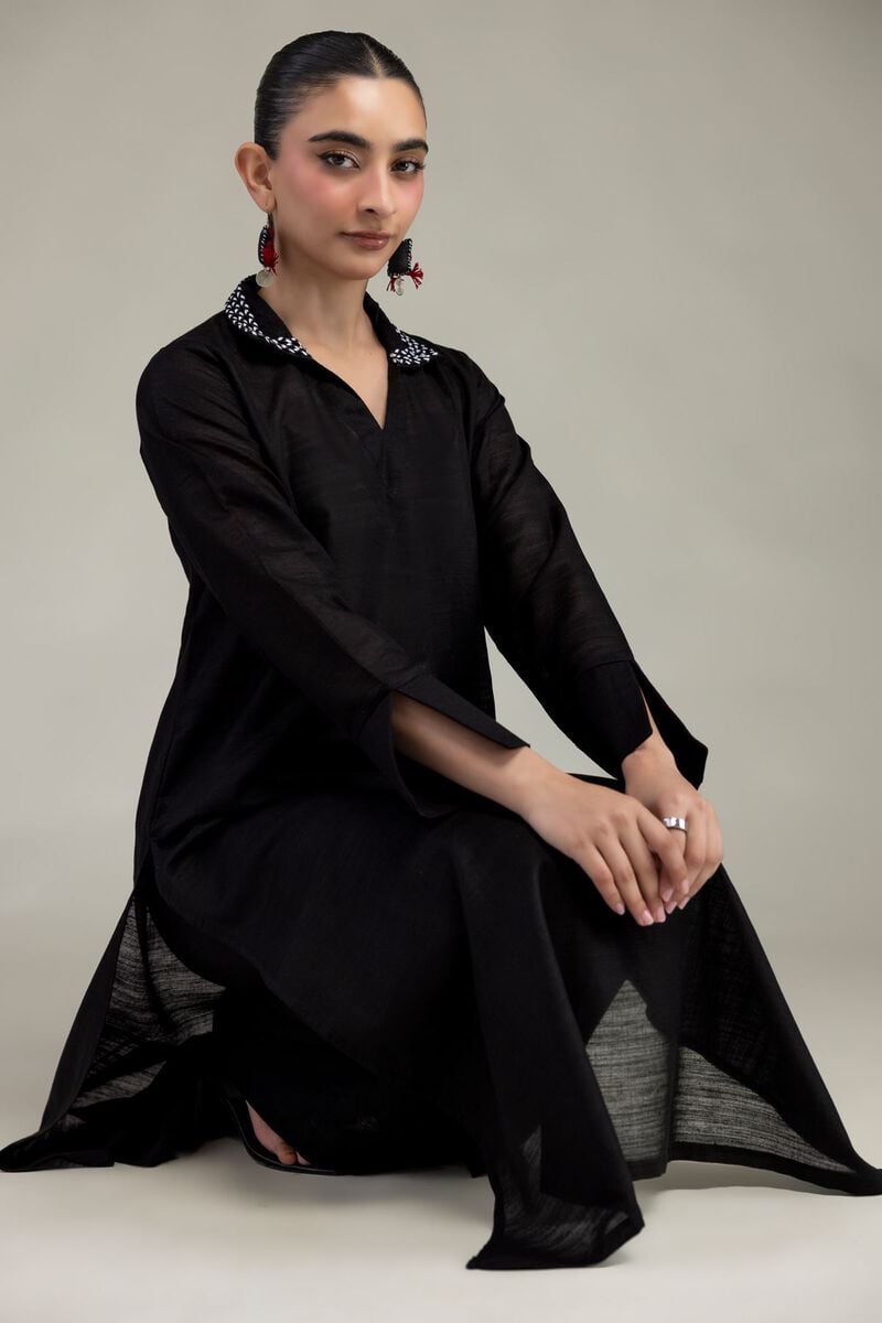 https://us.khaadi.com/dw/image/v2/BJTG_PRD/on/demandware.static/-/Sites-khaadi-master-catalog/default/dw15df2ab6/images/hi-res/8-26-304-a-b1_multi_1.jpg?sw=800&sh=1200