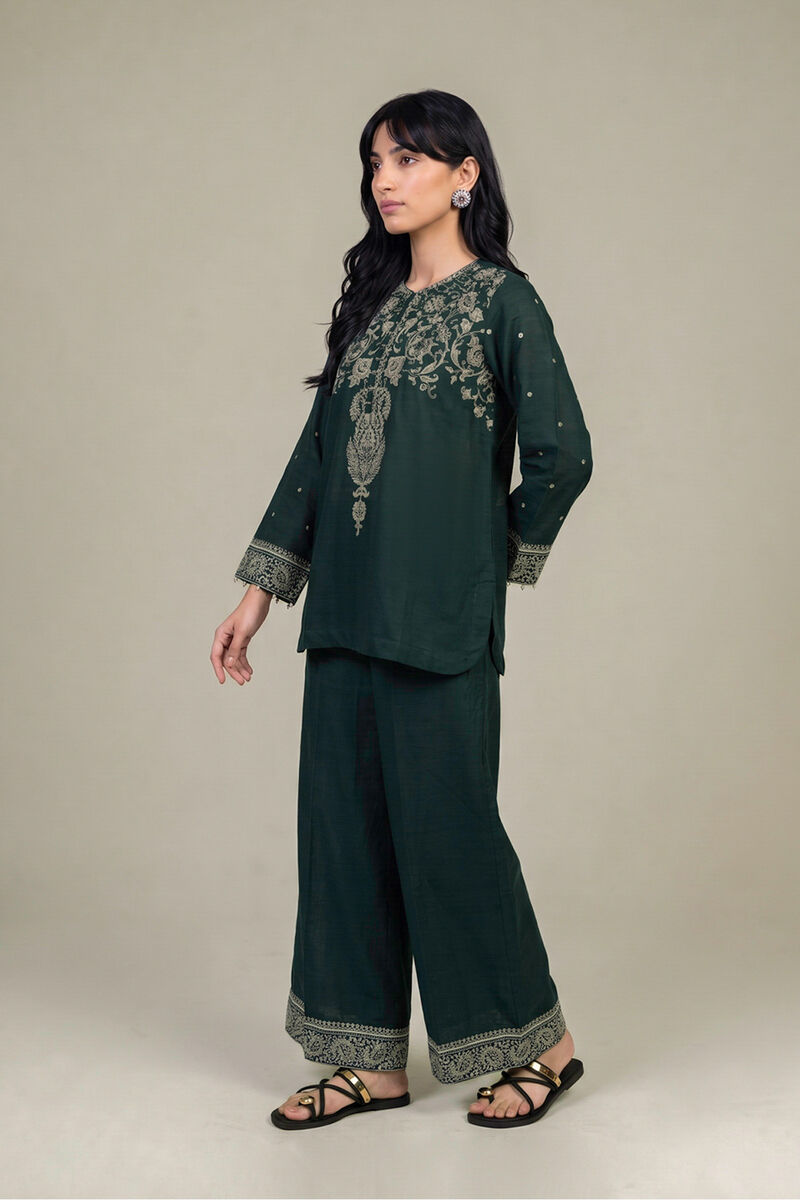 https://us.khaadi.com/dw/image/v2/BJTG_PRD/on/demandware.static/-/Sites-khaadi-master-catalog/default/dw1a999722/images/hi-res/1-26-452-b-h2_multi_1.jpg?sw=800&sh=1200