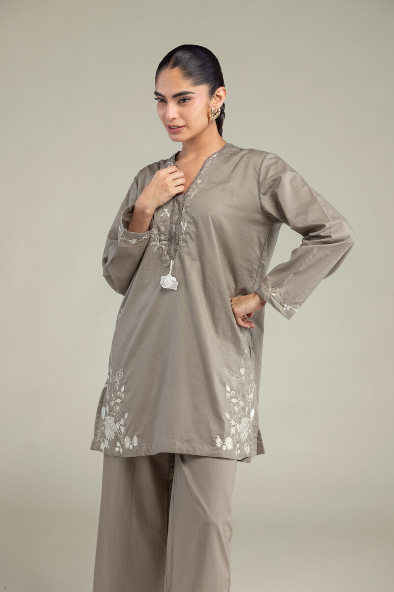 https://us.khaadi.com/dw/image/v2/BJTG_PRD/on/demandware.static/-/Sites-khaadi-master-catalog/default/dw1aba9763/images/hi-res/1-26-225-a-d2_multi_1.jpg?sw=800&sh=1200