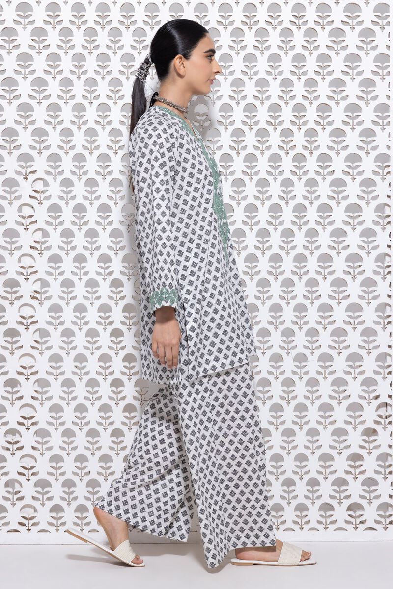 https://us.khaadi.com/dw/image/v2/BJTG_PRD/on/demandware.static/-/Sites-khaadi-master-catalog/default/dw1b8448f0/images/hi-res/eeb24561a_off-white_1.jpg?sw=800&sh=1200