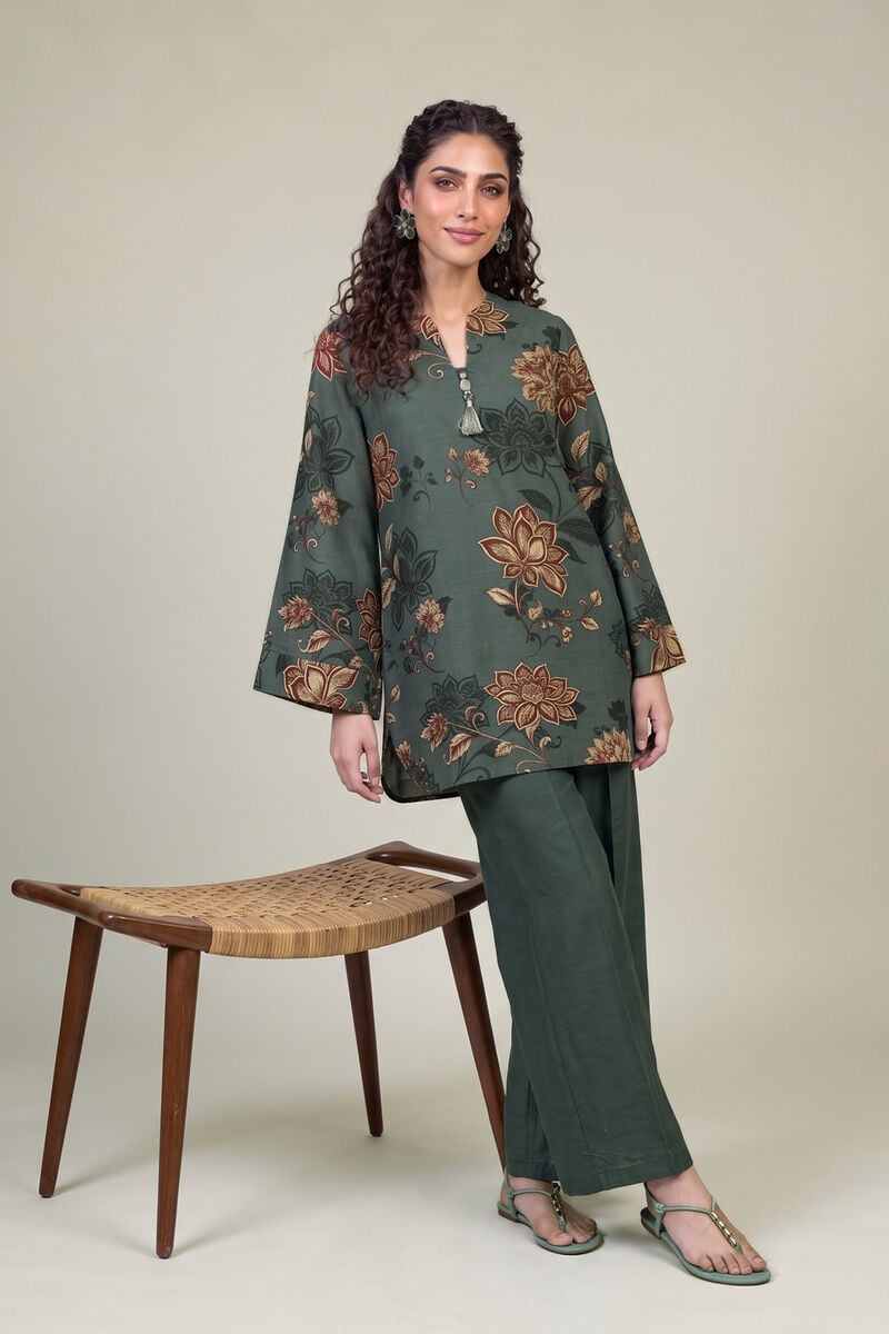 https://us.khaadi.com/dw/image/v2/BJTG_PRD/on/demandware.static/-/Sites-khaadi-master-catalog/default/dw1d6a56e8/images/hi-res/1-26-415-b-c2_multi_1.jpg?sw=800&sh=1200