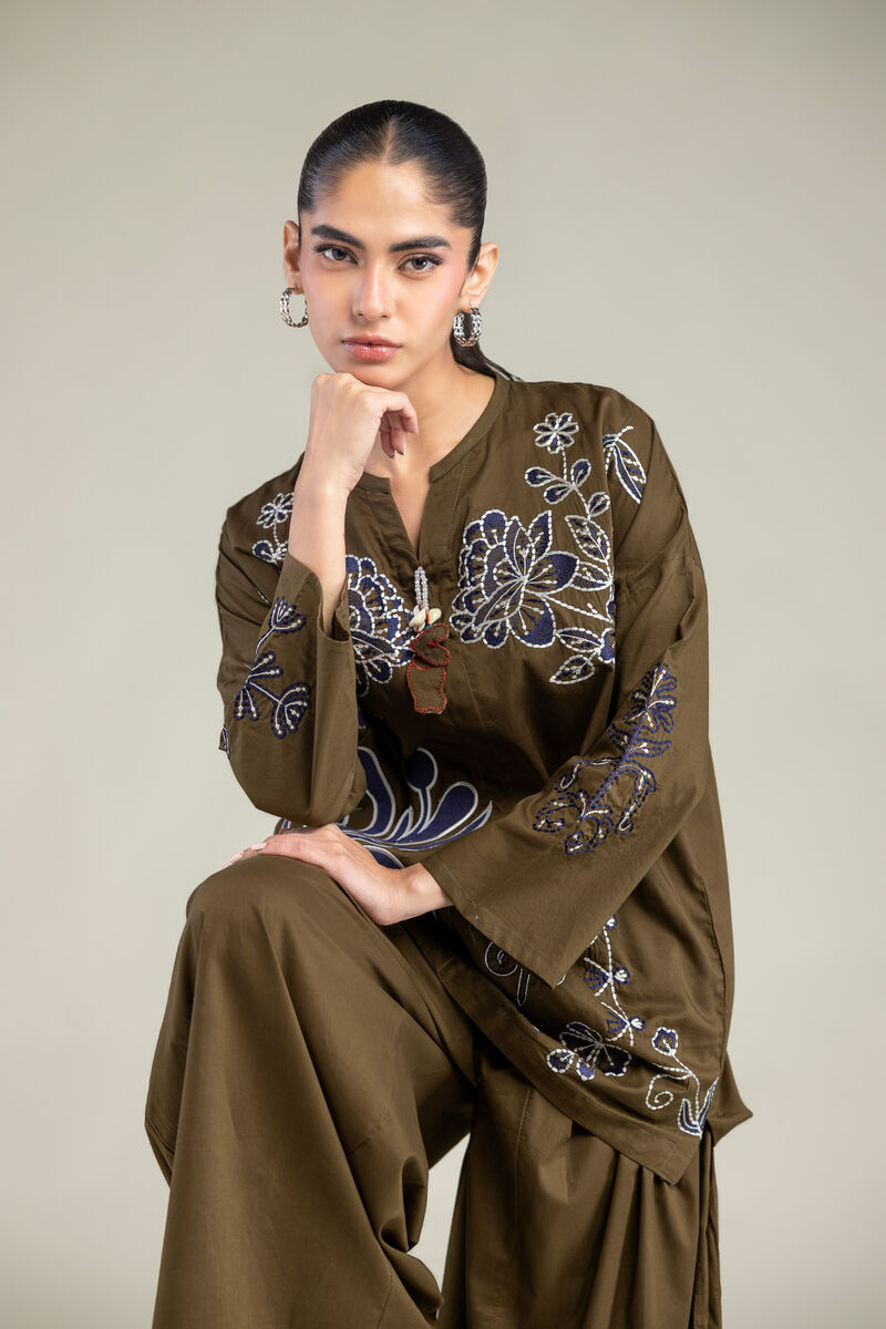 https://us.khaadi.com/dw/image/v2/BJTG_PRD/on/demandware.static/-/Sites-khaadi-master-catalog/default/dw2241cbd2/images/hi-res/6-26-302-a-f1_multi_1.jpg?sw=800&sh=1200