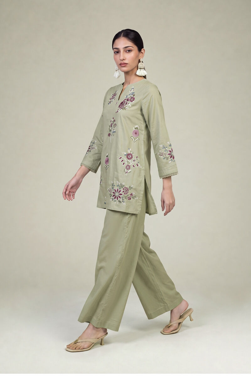 https://us.khaadi.com/dw/image/v2/BJTG_PRD/on/demandware.static/-/Sites-khaadi-master-catalog/default/dw230660d1/images/hi-res/1-26-324-b-j2_multi_1.jpg?sw=800&sh=1200