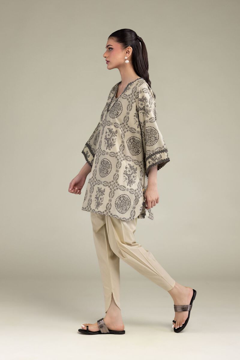 https://us.khaadi.com/dw/image/v2/BJTG_PRD/on/demandware.static/-/Sites-khaadi-master-catalog/default/dw241914ac/images/hi-res/1-26-206-b-c1_multi_1.jpg?sw=800&sh=1200