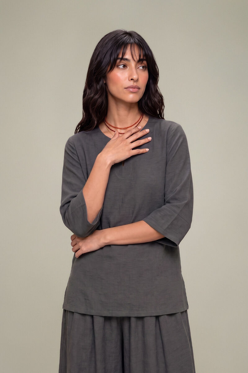 https://us.khaadi.com/dw/image/v2/BJTG_PRD/on/demandware.static/-/Sites-khaadi-master-catalog/default/dw2a5a0120/images/hi-res/14-26-302-a-d1_multi_2.jpg?sw=800&sh=1200
