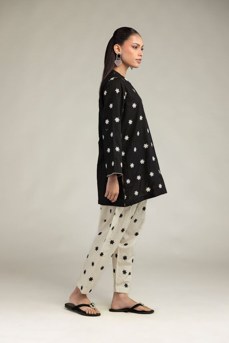 https://us.khaadi.com/dw/image/v2/BJTG_PRD/on/demandware.static/-/Sites-khaadi-master-catalog/default/dw2c983a39/images/hi-res/1-26-245-b-c1_multi_1.jpg?sw=800&sh=1200