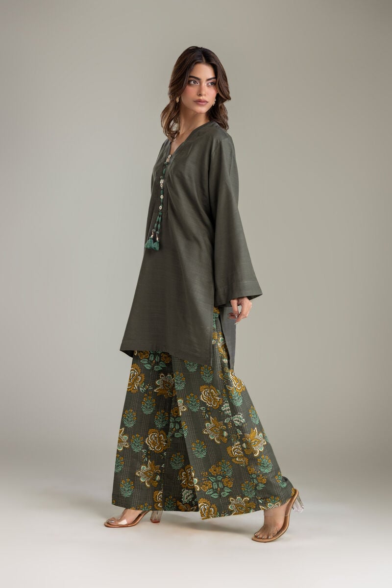 https://us.khaadi.com/dw/image/v2/BJTG_PRD/on/demandware.static/-/Sites-khaadi-master-catalog/default/dw2dbd6b62/images/hi-res/1-26-417-b-c2_multi_1.jpg?sw=800&sh=1200