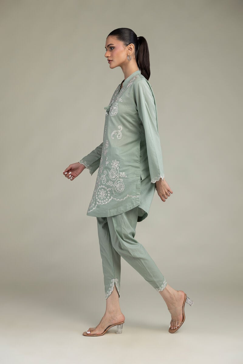 https://us.khaadi.com/dw/image/v2/BJTG_PRD/on/demandware.static/-/Sites-khaadi-master-catalog/default/dw394006c0/images/hi-res/1-26-323-b-g2_multi_1.jpg?sw=800&sh=1200