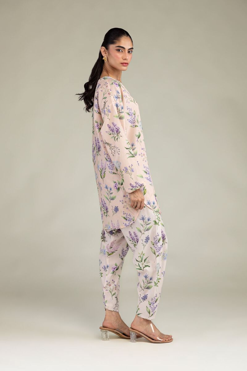 https://us.khaadi.com/dw/image/v2/BJTG_PRD/on/demandware.static/-/Sites-khaadi-master-catalog/default/dw39d15e72/images/hi-res/1-26-216-b-e1_multi_1.jpg?sw=800&sh=1200