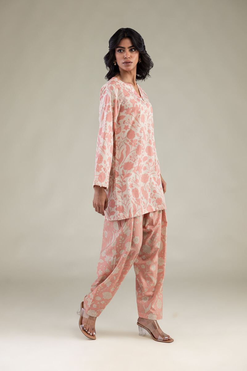 https://us.khaadi.com/dw/image/v2/BJTG_PRD/on/demandware.static/-/Sites-khaadi-master-catalog/default/dw3d62f3ea/images/hi-res/1-26-248-b-a2_multi_1.jpg?sw=800&sh=1200