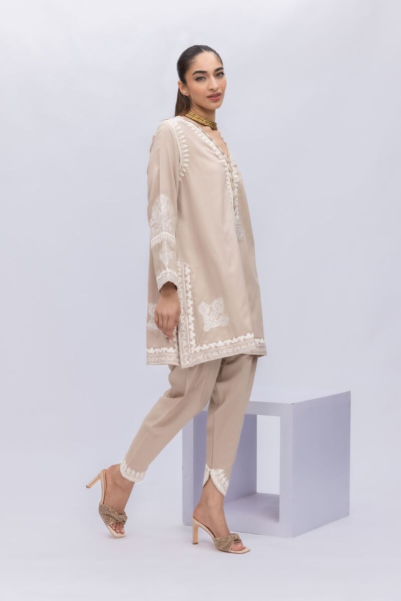 https://us.khaadi.com/dw/image/v2/BJTG_PRD/on/demandware.static/-/Sites-khaadi-master-catalog/default/dw522f0726/images/hi-res/sb25045a_multi_1.jpg?sw=800&sh=1200
