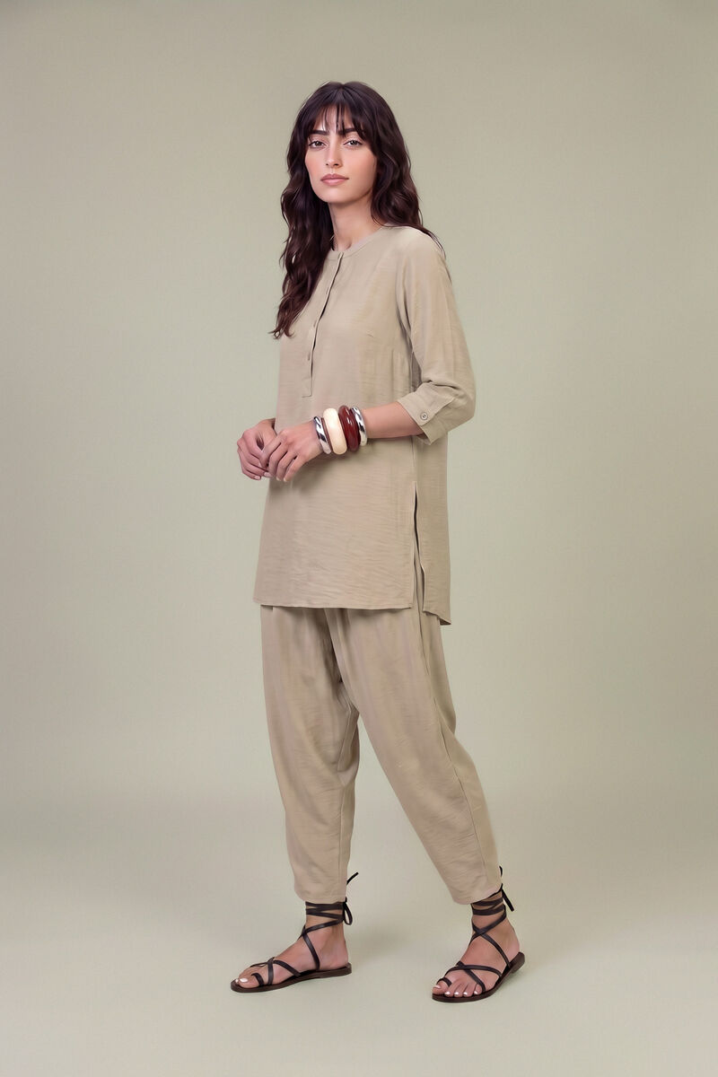 https://us.khaadi.com/dw/image/v2/BJTG_PRD/on/demandware.static/-/Sites-khaadi-master-catalog/default/dw56708036/images/hi-res/14-26-302-b-c1_multi_1.jpg?sw=800&sh=1200