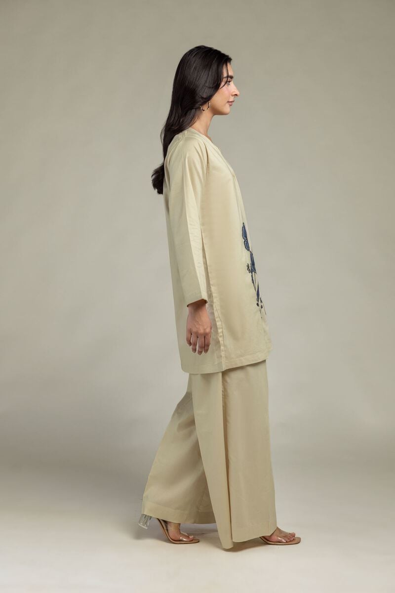 https://us.khaadi.com/dw/image/v2/BJTG_PRD/on/demandware.static/-/Sites-khaadi-master-catalog/default/dw594dc0d3/images/hi-res/1-26-330-b-f1_multi_1.jpg?sw=800&sh=1200