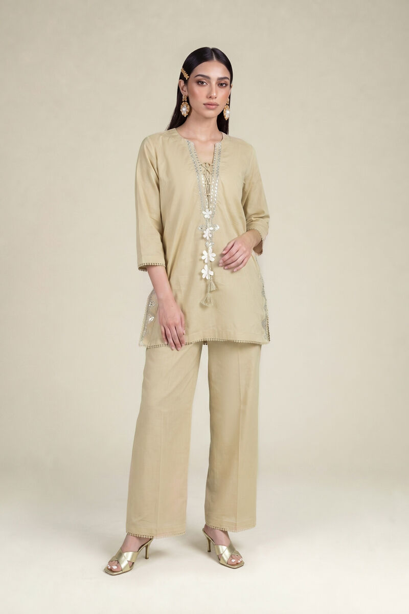 https://us.khaadi.com/dw/image/v2/BJTG_PRD/on/demandware.static/-/Sites-khaadi-master-catalog/default/dw62c054b8/images/hi-res/b1-2-26-107-b-b_multi_1.jpg?sw=800&sh=1200