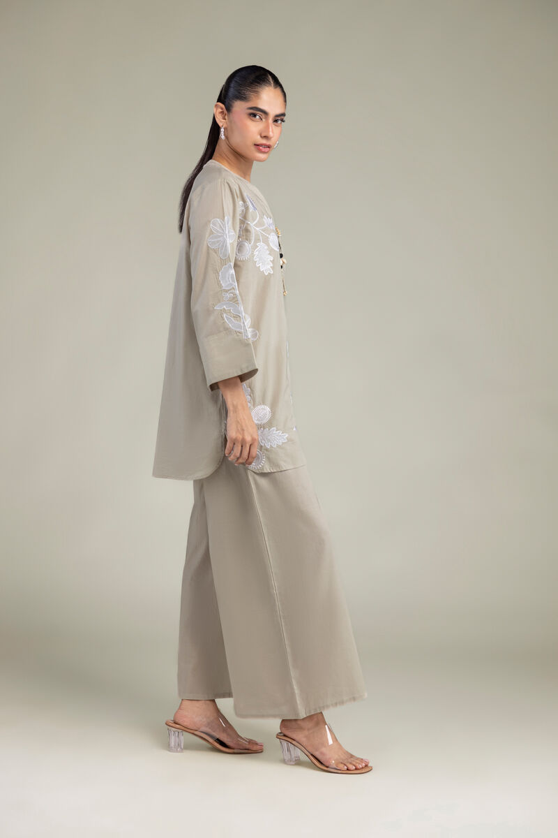 https://us.khaadi.com/dw/image/v2/BJTG_PRD/on/demandware.static/-/Sites-khaadi-master-catalog/default/dw6caeef9c/images/hi-res/6-26-302-b-c1_multi_1.jpg?sw=800&sh=1200