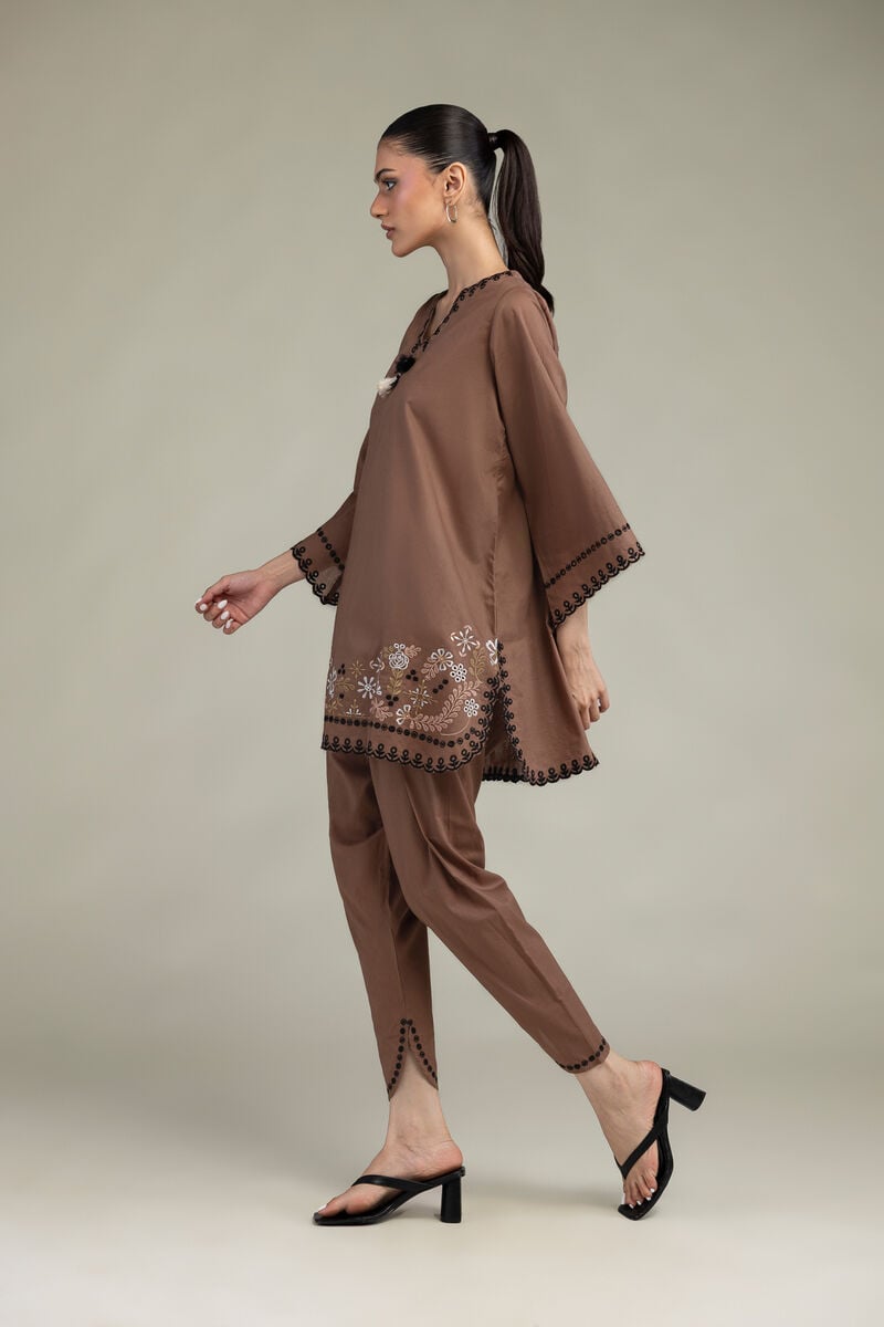 https://us.khaadi.com/dw/image/v2/BJTG_PRD/on/demandware.static/-/Sites-khaadi-master-catalog/default/dw71f2bf41/images/hi-res/1-26-323-b-a2_multi_1.jpg?sw=800&sh=1200