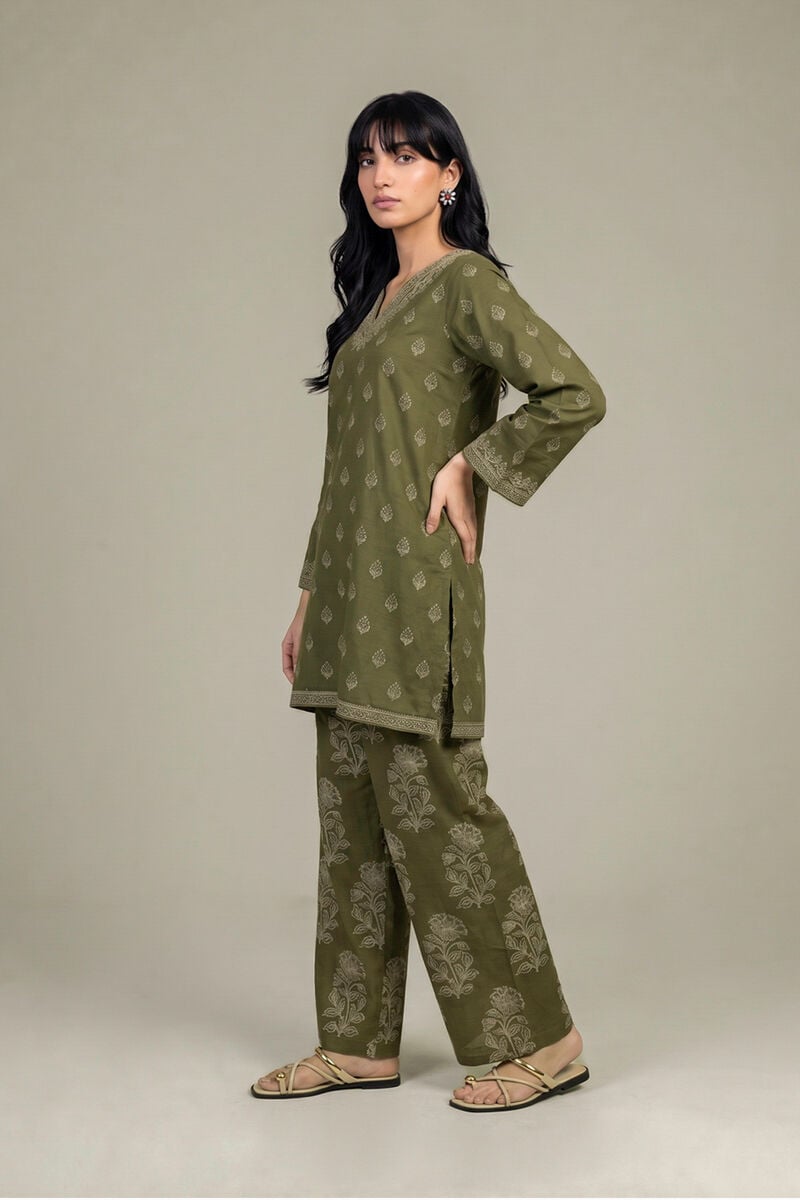 https://us.khaadi.com/dw/image/v2/BJTG_PRD/on/demandware.static/-/Sites-khaadi-master-catalog/default/dw72c3b74a/images/hi-res/1-26-452-b-f2_multi_1.jpg?sw=800&sh=1200