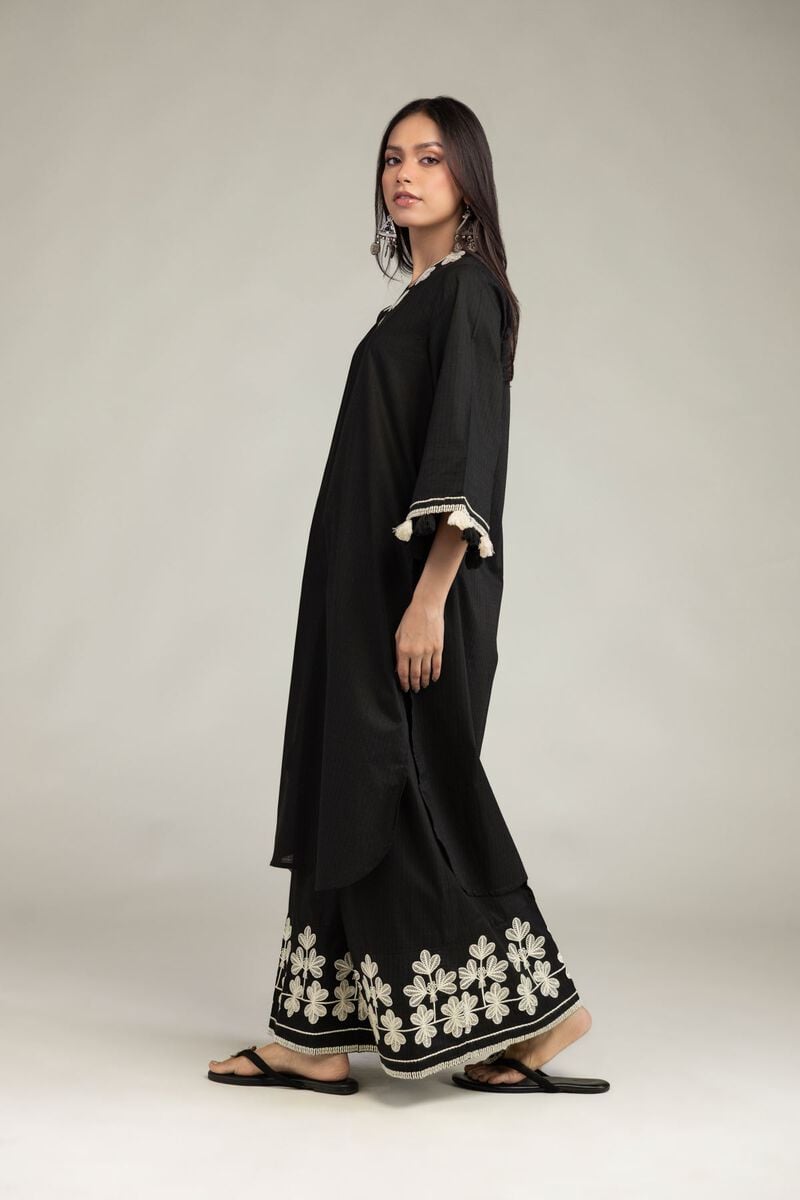 https://us.khaadi.com/dw/image/v2/BJTG_PRD/on/demandware.static/-/Sites-khaadi-master-catalog/default/dw74babbbd/images/hi-res/1-26-245-b-b1_multi_1.jpg?sw=800&sh=1200