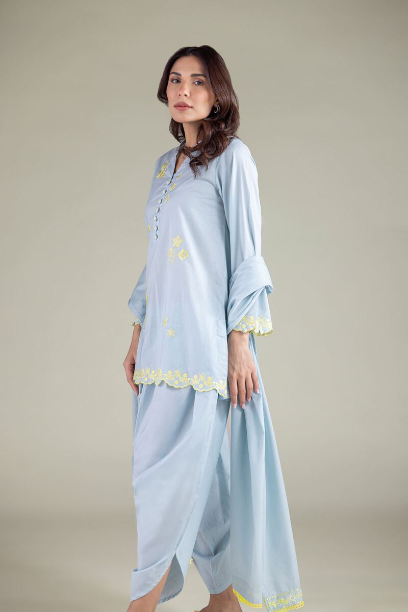 https://us.khaadi.com/dw/image/v2/BJTG_PRD/on/demandware.static/-/Sites-khaadi-master-catalog/default/dw77967b47/images/hi-res/1-26-127-a-c_multi_1.jpg?sw=800&sh=1200