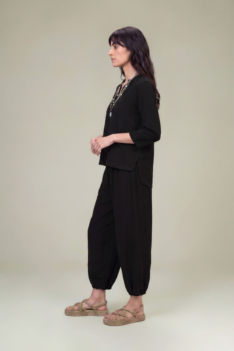 https://us.khaadi.com/dw/image/v2/BJTG_PRD/on/demandware.static/-/Sites-khaadi-master-catalog/default/dw7ac98b66/images/hi-res/14-26-302-b-a1_multi_1.jpg?sw=800&sh=1200