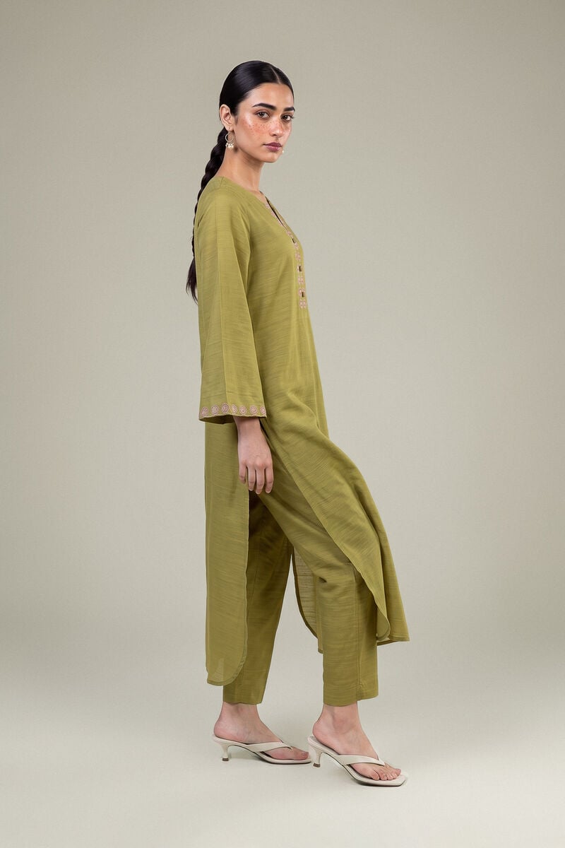 https://us.khaadi.com/dw/image/v2/BJTG_PRD/on/demandware.static/-/Sites-khaadi-master-catalog/default/dw7b78e89a/images/hi-res/1-26-431-b-h1_multi_1.jpg?sw=800&sh=1200