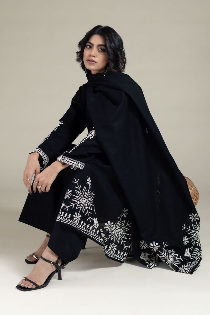 https://us.khaadi.com/dw/image/v2/BJTG_PRD/on/demandware.static/-/Sites-khaadi-master-catalog/default/dw8245589a/images/hi-res/25-08-12e8-07sa_multi_1.jpg?sw=800&sh=1200