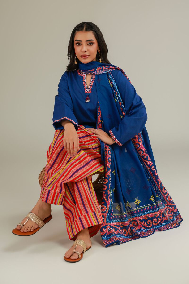 https://us.khaadi.com/dw/image/v2/BJTG_PRD/on/demandware.static/-/Sites-khaadi-master-catalog/default/dw85295fd3/images/hi-res/1-26-137-c-b_multi_1.jpg?sw=800&sh=1200