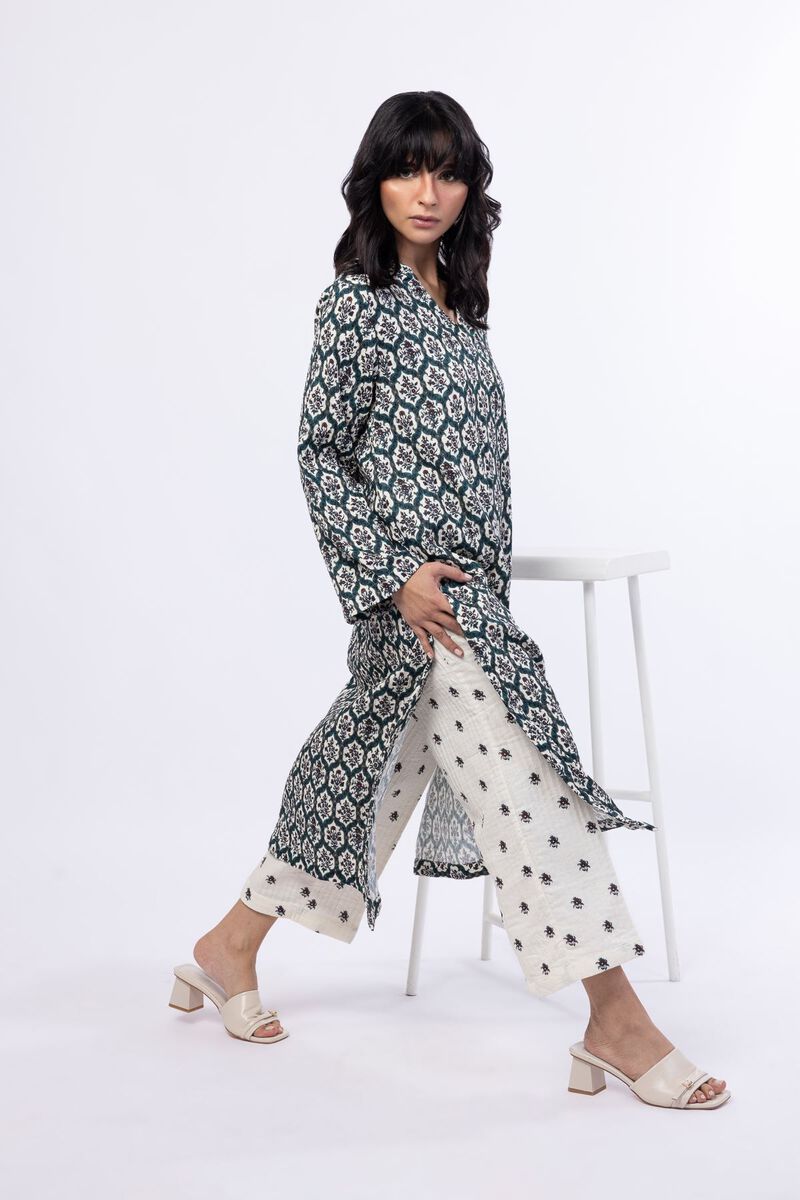 https://us.khaadi.com/dw/image/v2/BJTG_PRD/on/demandware.static/-/Sites-khaadi-master-catalog/default/dw8774261a/images/hi-res/ex34-eeb24248b_multi_1.jpg?sw=800&sh=1200
