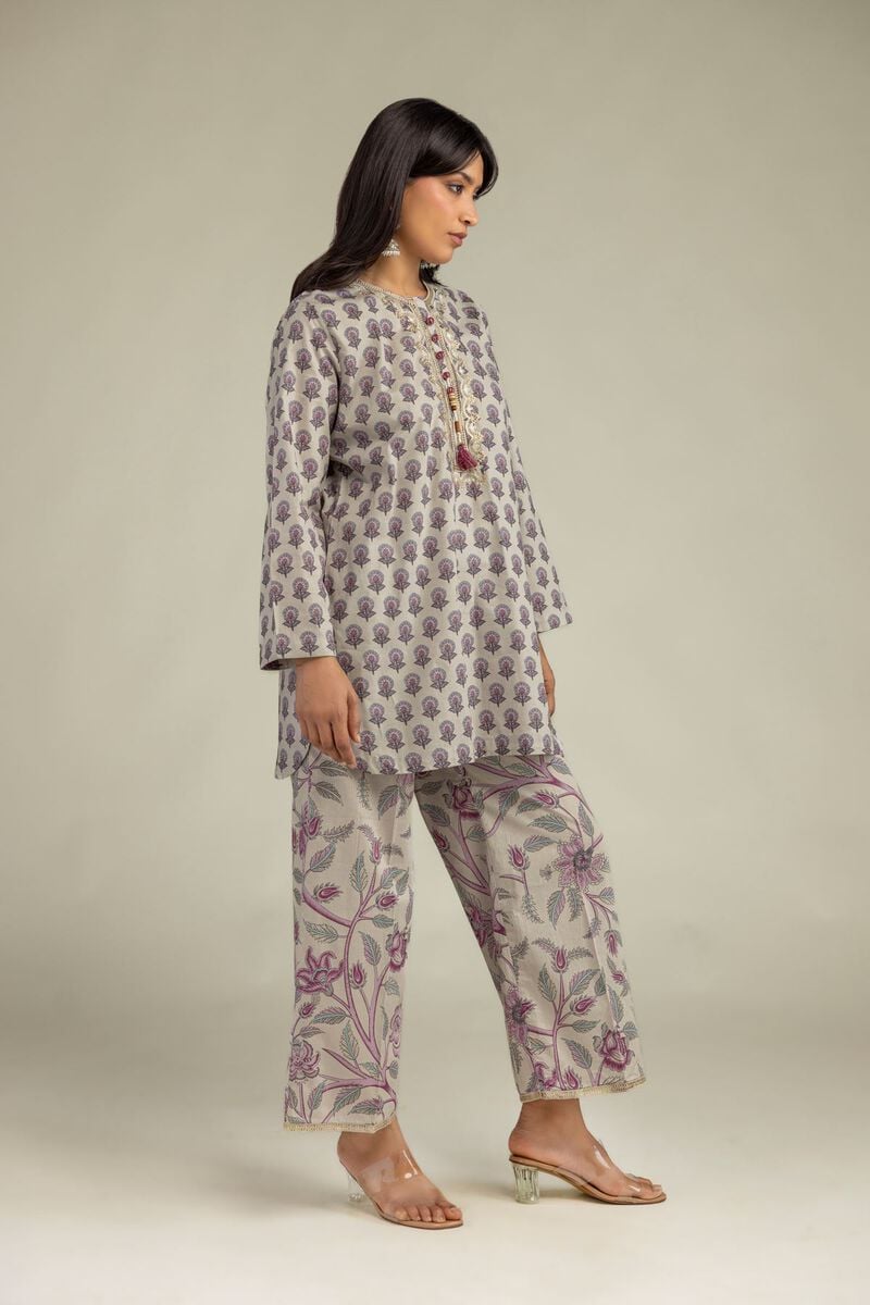 https://us.khaadi.com/dw/image/v2/BJTG_PRD/on/demandware.static/-/Sites-khaadi-master-catalog/default/dw916b6114/images/hi-res/1-26-319-b-j2_multi_1.jpg?sw=800&sh=1200