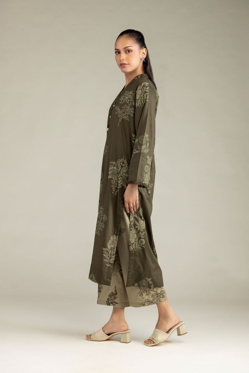 https://us.khaadi.com/dw/image/v2/BJTG_PRD/on/demandware.static/-/Sites-khaadi-master-catalog/default/dw965fab48/images/hi-res/1-26-250-b-d2_multi_1.jpg?sw=800&sh=1200