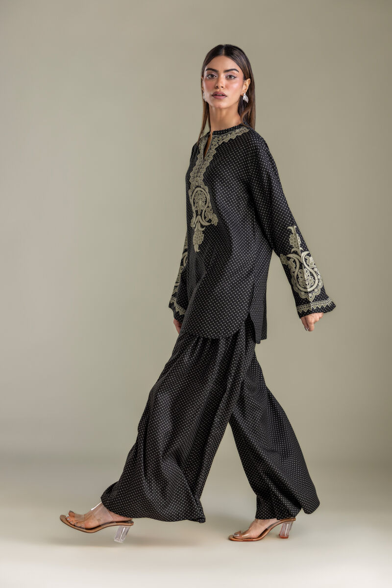 https://us.khaadi.com/dw/image/v2/BJTG_PRD/on/demandware.static/-/Sites-khaadi-master-catalog/default/dw9b8600a9/images/hi-res/6-26-410-b-b1_multi_1.jpg?sw=800&sh=1200