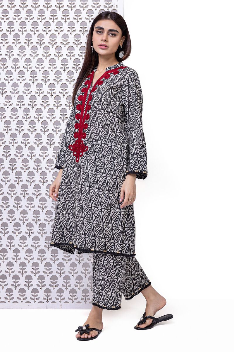 https://us.khaadi.com/dw/image/v2/BJTG_PRD/on/demandware.static/-/Sites-khaadi-master-catalog/default/dw9d11f48f/images/hi-res/eeb245180a_black_1.jpg?sw=800&sh=1200