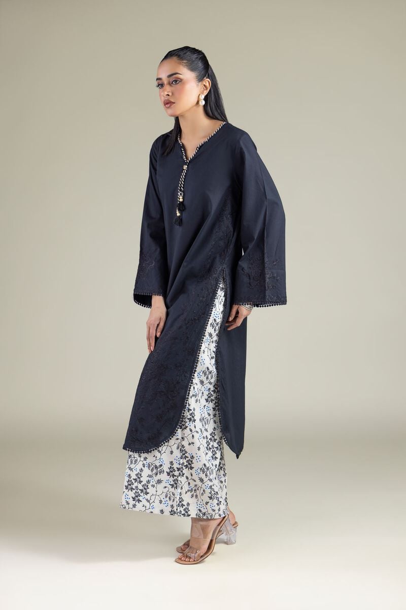 https://us.khaadi.com/dw/image/v2/BJTG_PRD/on/demandware.static/-/Sites-khaadi-master-catalog/default/dwa0fb7692/images/hi-res/1-26-140-b-b_multi_1.jpg?sw=800&sh=1200