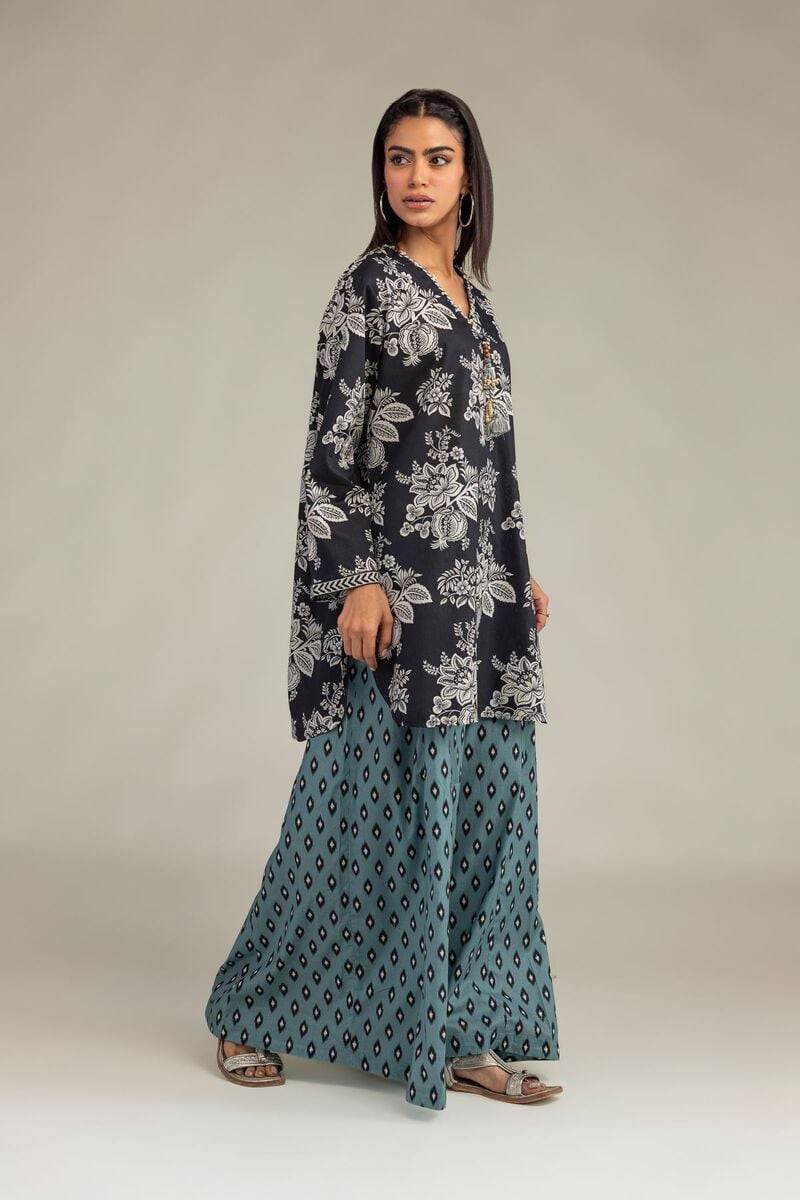 https://us.khaadi.com/dw/image/v2/BJTG_PRD/on/demandware.static/-/Sites-khaadi-master-catalog/default/dwa812b363/images/hi-res/1-26-302-b-c1_multi_1.jpg?sw=800&sh=1200