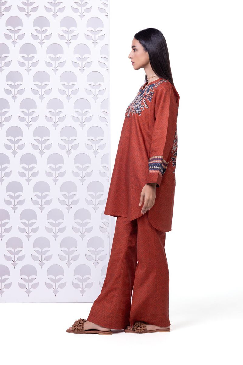 https://us.khaadi.com/dw/image/v2/BJTG_PRD/on/demandware.static/-/Sites-khaadi-master-catalog/default/dwa91a7ab4/images/hi-res/eeb245145b_rust_1.jpg?sw=800&sh=1200