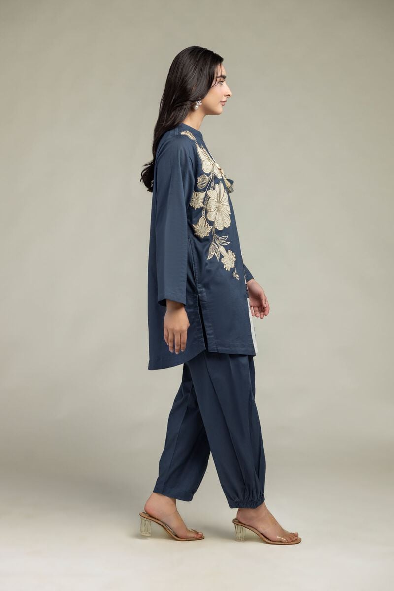 https://us.khaadi.com/dw/image/v2/BJTG_PRD/on/demandware.static/-/Sites-khaadi-master-catalog/default/dwa9c73f50/images/hi-res/1-26-330-b-a1_multi_1.jpg?sw=800&sh=1200