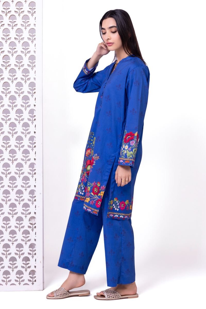 https://us.khaadi.com/dw/image/v2/BJTG_PRD/on/demandware.static/-/Sites-khaadi-master-catalog/default/dwa9fed095/images/hi-res/eeb245118a_blue_1.jpg?sw=800&sh=1200