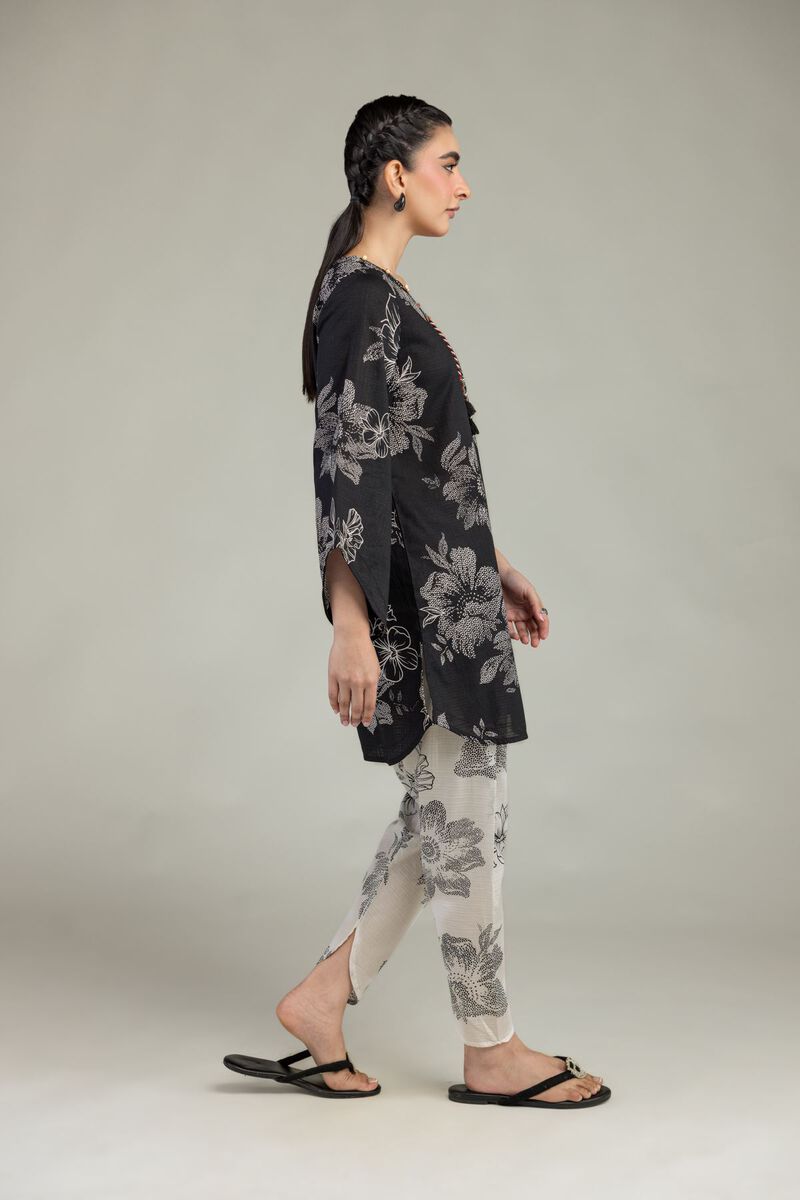 https://us.khaadi.com/dw/image/v2/BJTG_PRD/on/demandware.static/-/Sites-khaadi-master-catalog/default/dwab5efb46/images/hi-res/1-26-212-b-i1_multi_1.jpg?sw=800&sh=1200