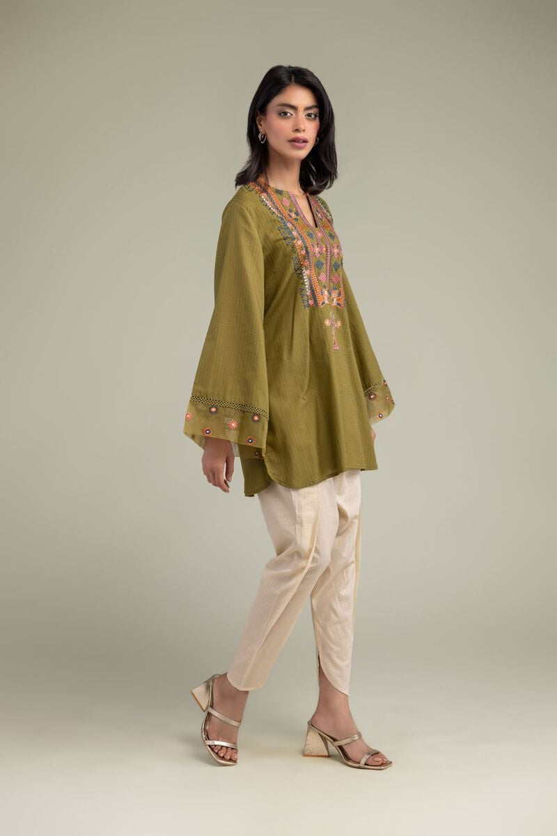 https://us.khaadi.com/dw/image/v2/BJTG_PRD/on/demandware.static/-/Sites-khaadi-master-catalog/default/dwb4a1a7d8/images/hi-res/r-1-26-137-b-h_multi_1.jpg?sw=800&sh=1200