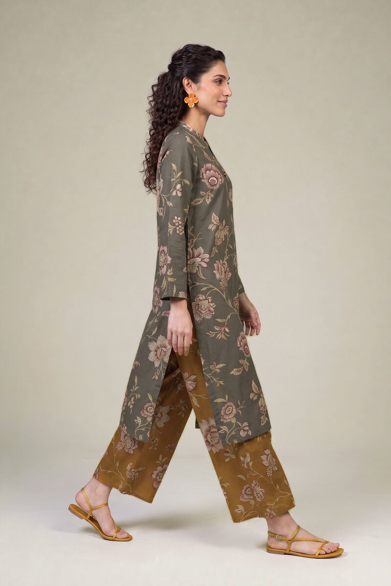 https://us.khaadi.com/dw/image/v2/BJTG_PRD/on/demandware.static/-/Sites-khaadi-master-catalog/default/dwb57d506a/images/hi-res/1-26-415-b-g2_multi_1.jpg?sw=800&sh=1200