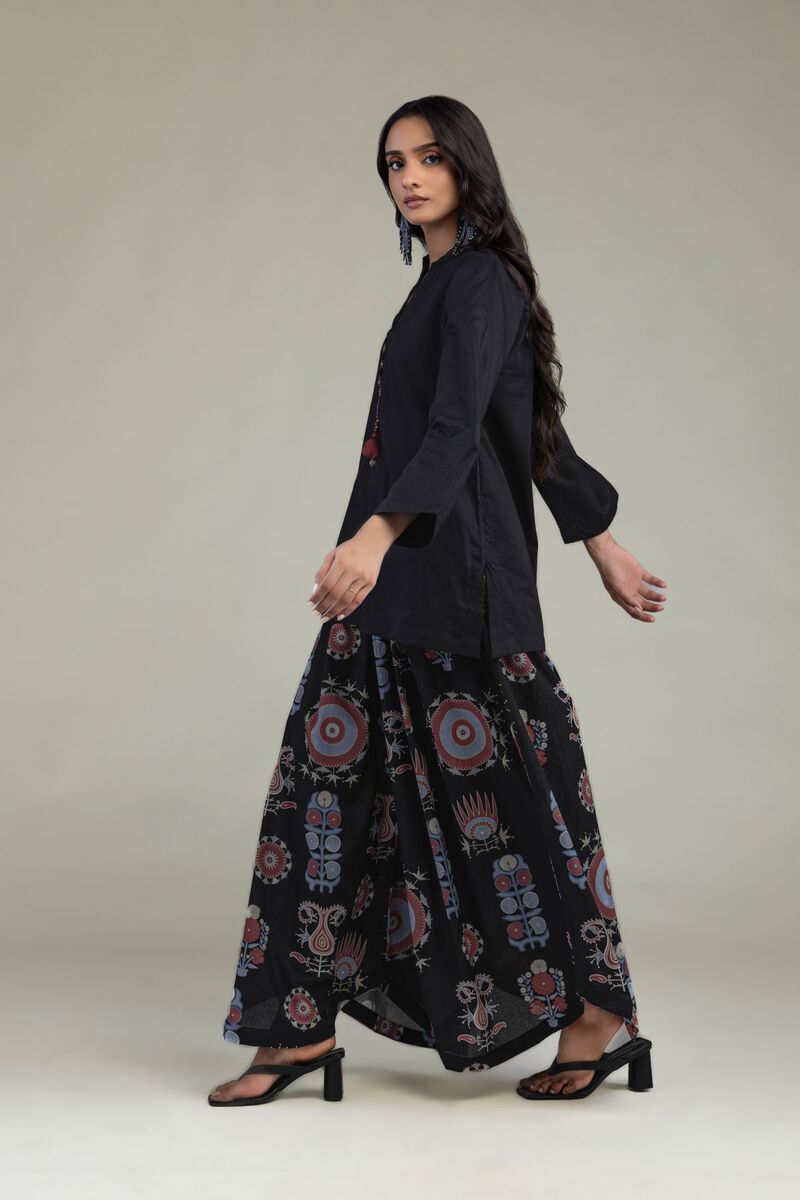 https://us.khaadi.com/dw/image/v2/BJTG_PRD/on/demandware.static/-/Sites-khaadi-master-catalog/default/dwb705bbc8/images/hi-res/1-26-304-b-c1_multi_1.jpg?sw=800&sh=1200