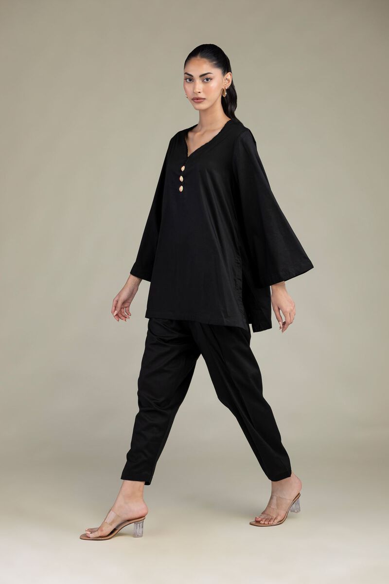 https://us.khaadi.com/dw/image/v2/BJTG_PRD/on/demandware.static/-/Sites-khaadi-master-catalog/default/dwb7479e3d/images/hi-res/8-26-213-b-d1_multi_1.jpg?sw=800&sh=1200