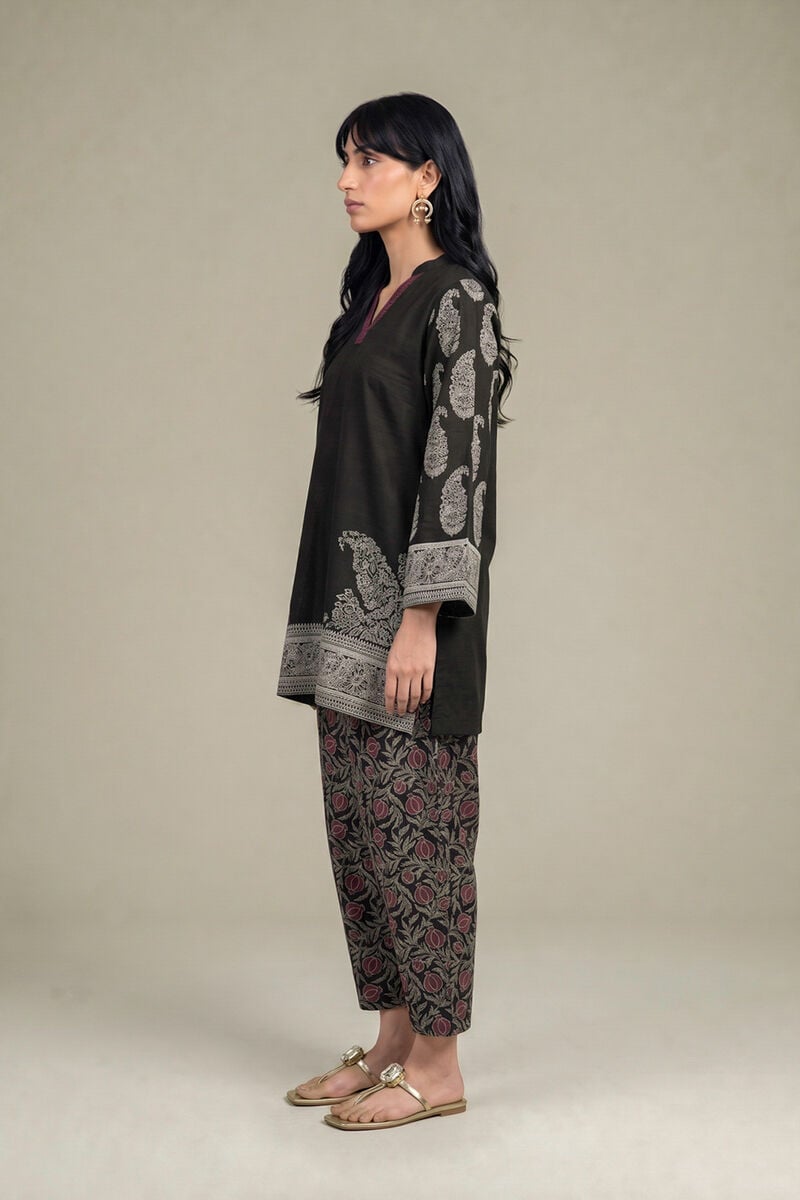 https://us.khaadi.com/dw/image/v2/BJTG_PRD/on/demandware.static/-/Sites-khaadi-master-catalog/default/dwc99b6de9/images/hi-res/1-26-452-b-i2_multi_1.jpg?sw=800&sh=1200