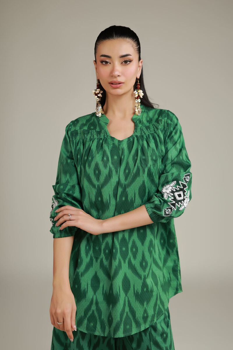 https://us.khaadi.com/dw/image/v2/BJTG_PRD/on/demandware.static/-/Sites-khaadi-master-catalog/default/dwce546144/images/hi-res/1-26-132-a-h_multi_1.jpg?sw=800&sh=1200
