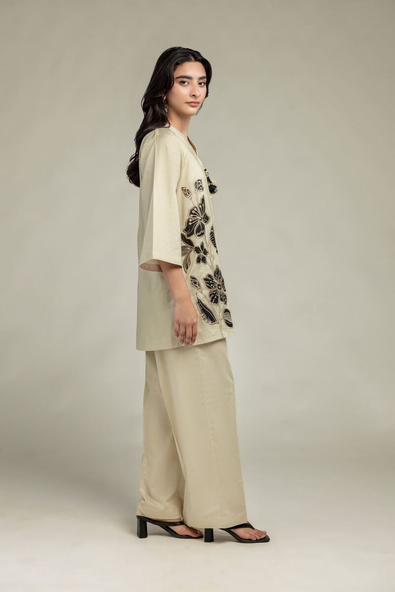 https://us.khaadi.com/dw/image/v2/BJTG_PRD/on/demandware.static/-/Sites-khaadi-master-catalog/default/dwce907f66/images/hi-res/1-26-330-b-c1_multi_1.jpg?sw=800&sh=1200