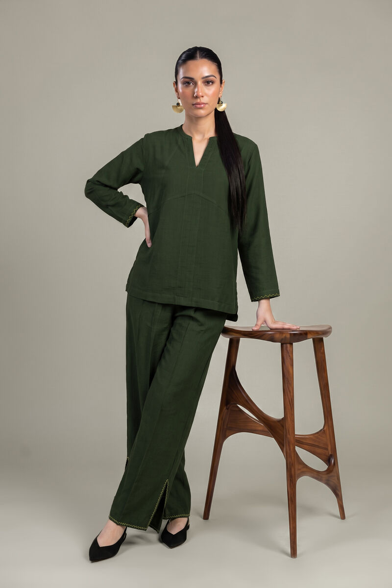 https://us.khaadi.com/dw/image/v2/BJTG_PRD/on/demandware.static/-/Sites-khaadi-master-catalog/default/dwcfa532ff/images/hi-res/6-26-401-a-d1_multi_1.jpg?sw=800&sh=1200